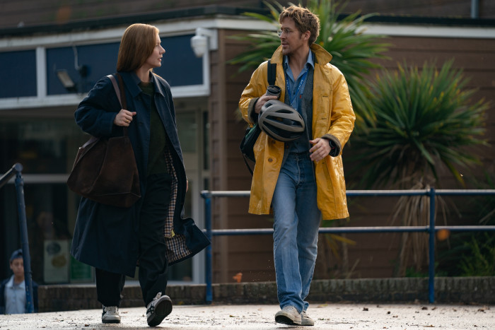 Hier ahnt Grace (Ryan Gosling) noch nicht, dass seine Chefin Stratt (Sandra Hüller) ihn bald auf eine Selbstmordmission ins Weltall schicken wird. (Bild: Sony Pictures)